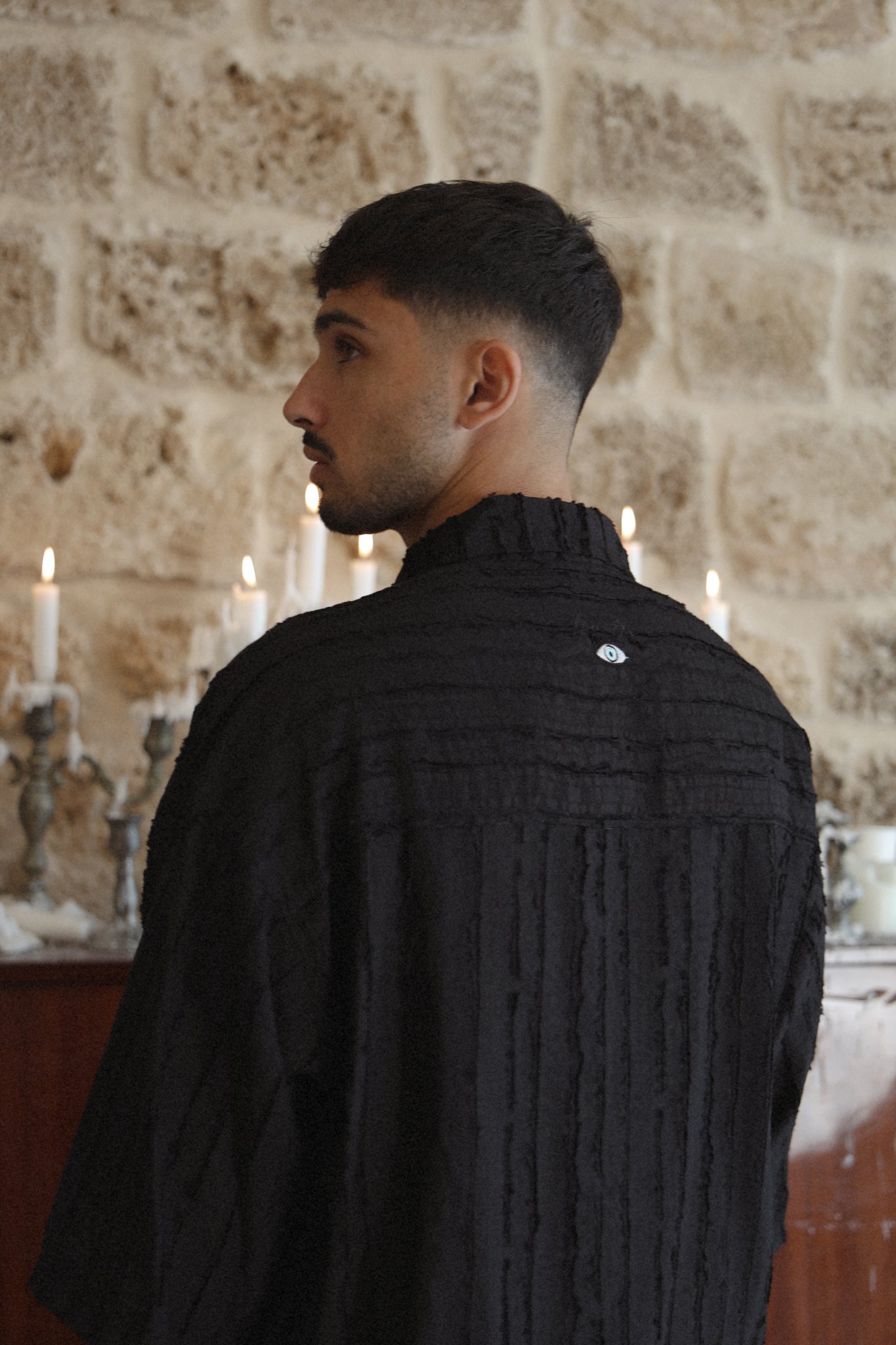 שרוול קצר שחור RIPS מכופתרת