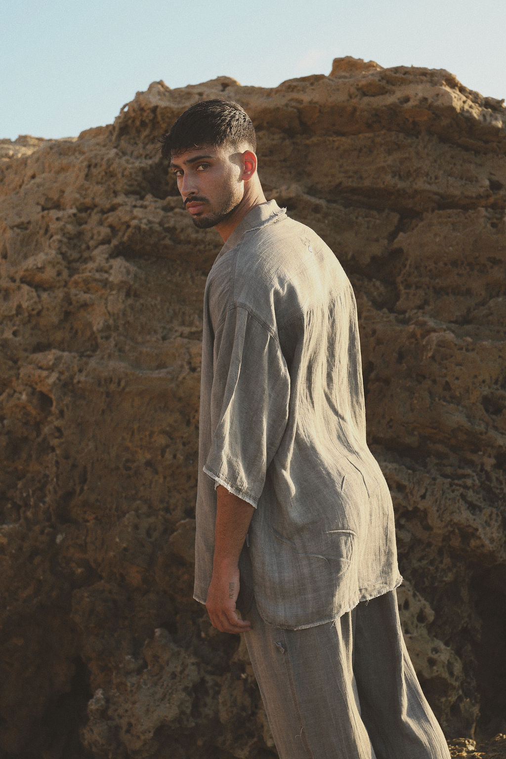 אפור LINEN מכופתרת שרוול קצר