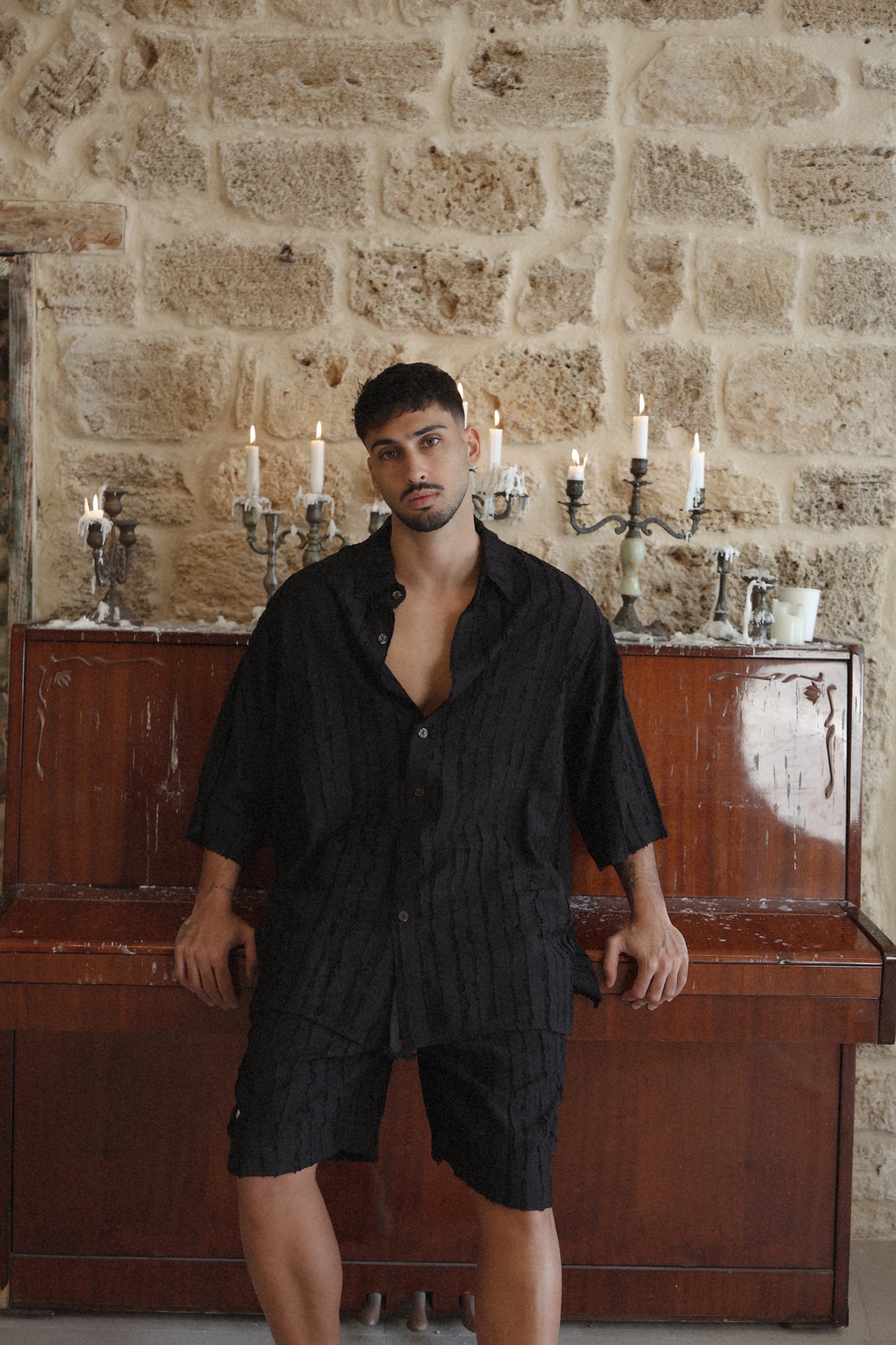 שרוול קצר שחור RIPS מכופתרת